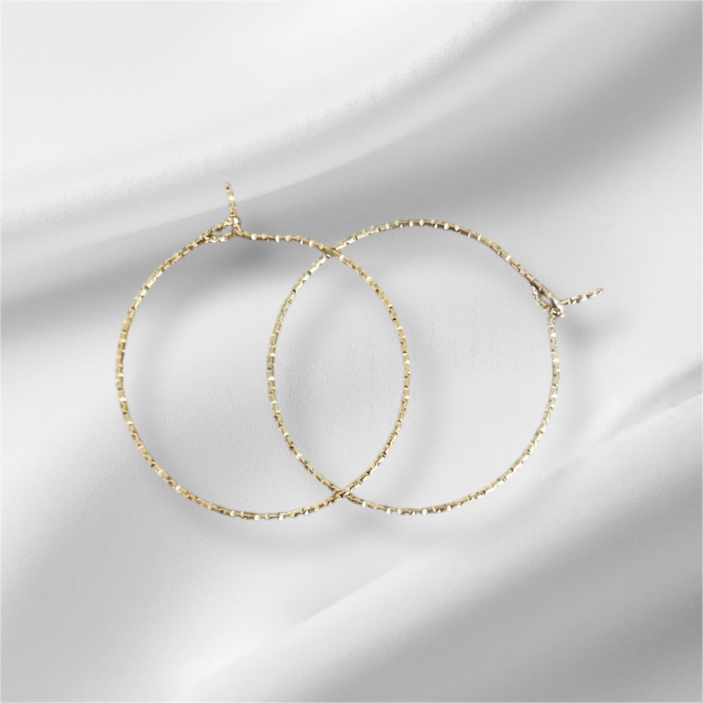 Créoles dorées dentelées (2,5 cm)