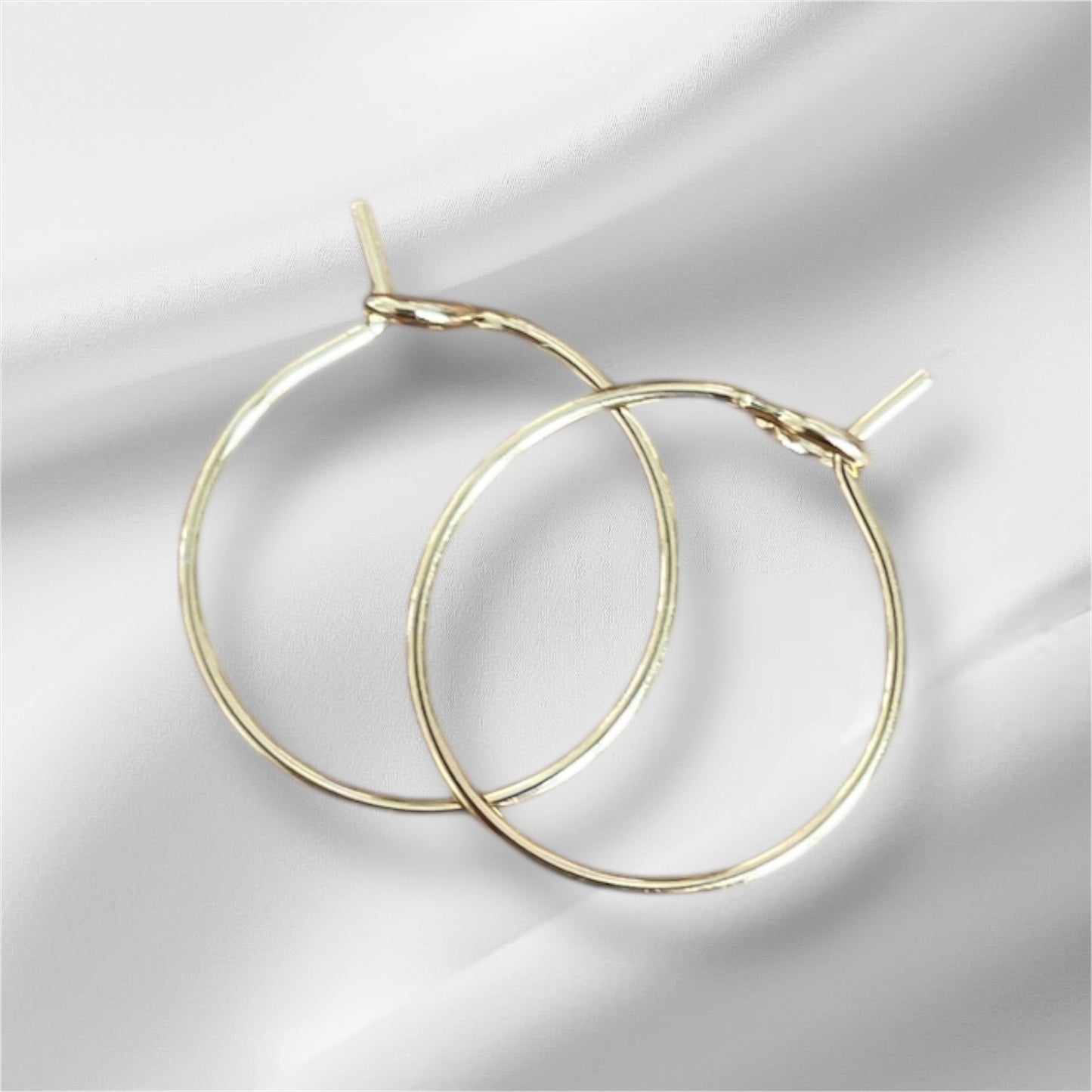 Mini créoles dorées (1,4 cm)