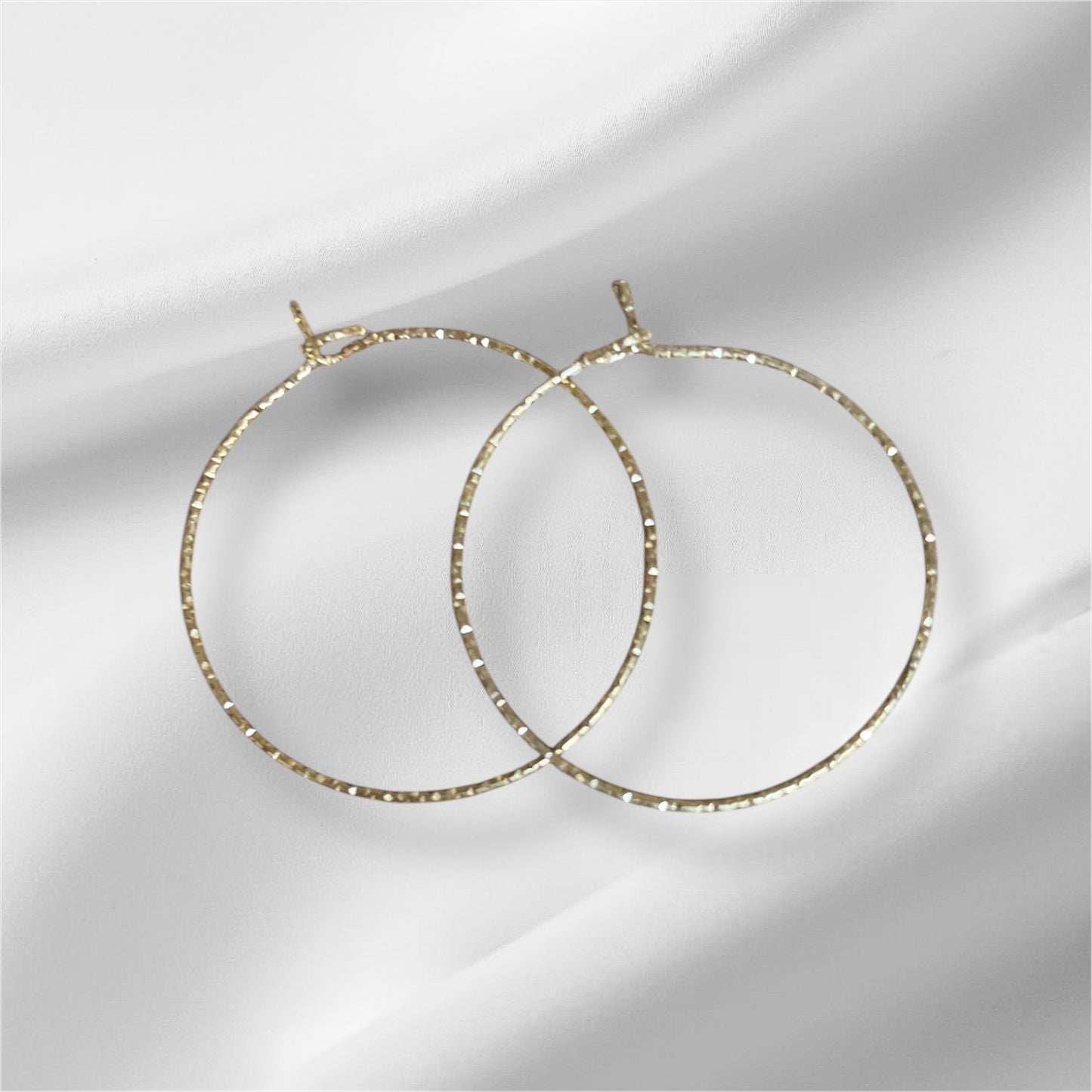 Créoles dorées dentelées (3 cm)