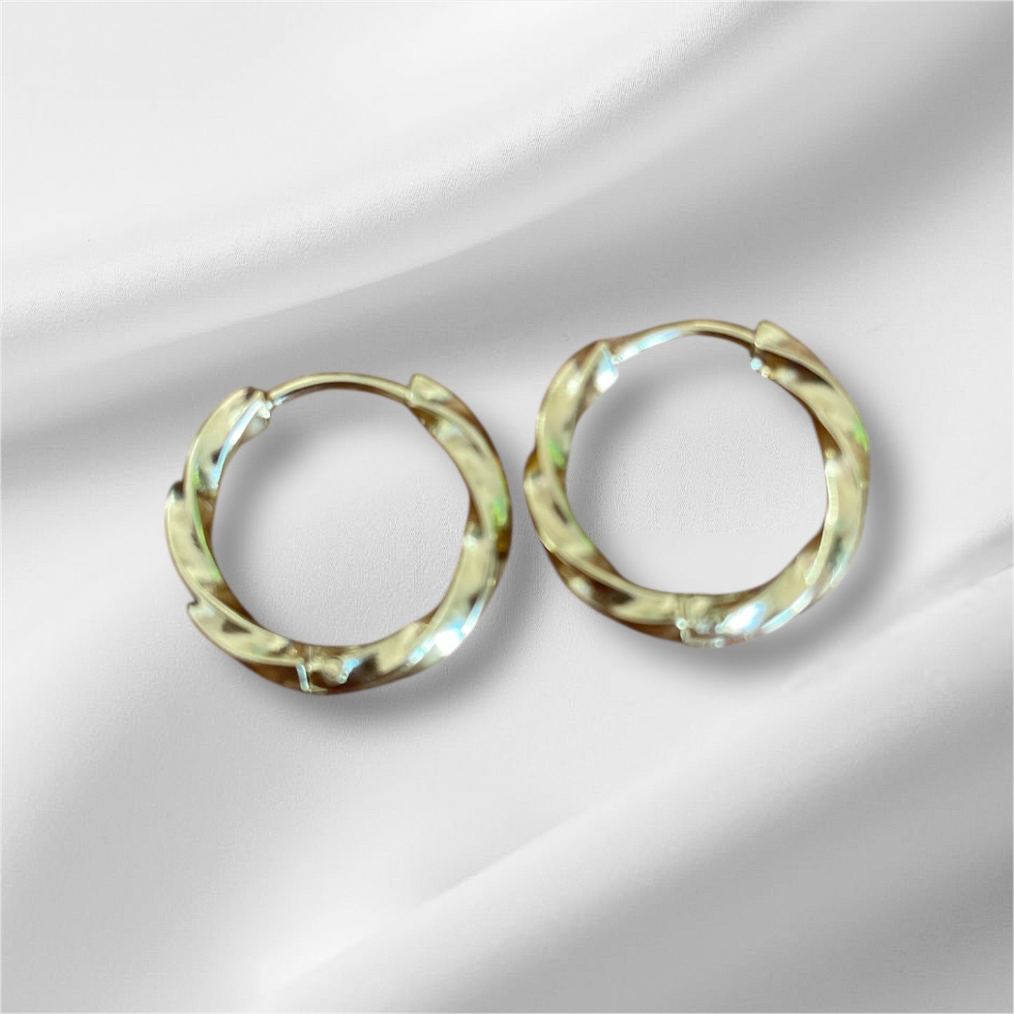 Petites créoles torsadées dorées (1,5 cm)