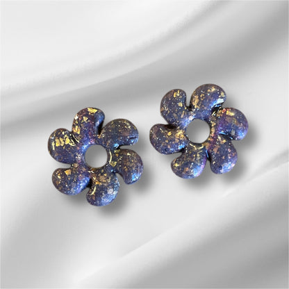 Violet foncé et doré avec créoles