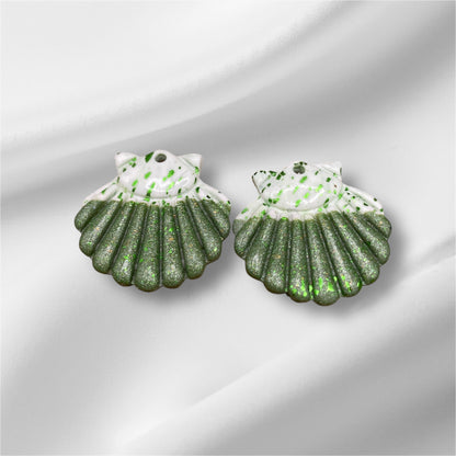 Coquille avec créoles fines noires