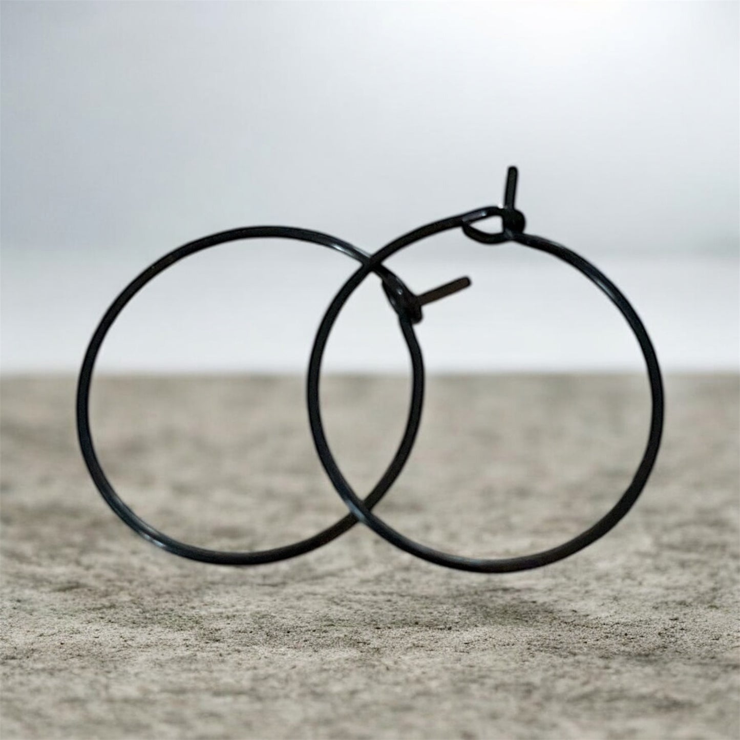 Coquille avec créoles fines noires