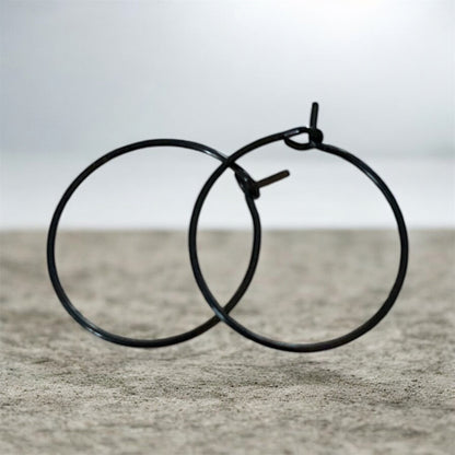 Coquille avec créoles fines noires